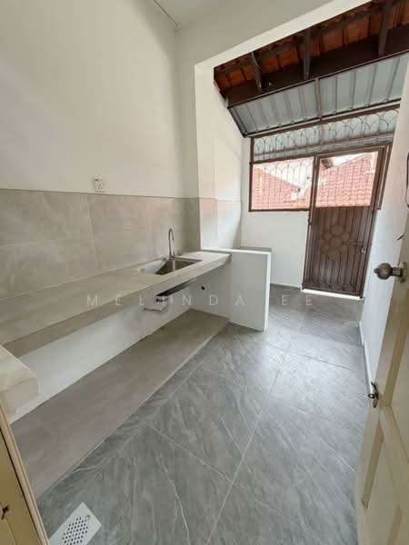 1.5-storey Terraced House for Sale in Taman Pelangi Indah (Ulu Tiram) - Melinda Ee - Kitchen - PropertyGuru.com.my