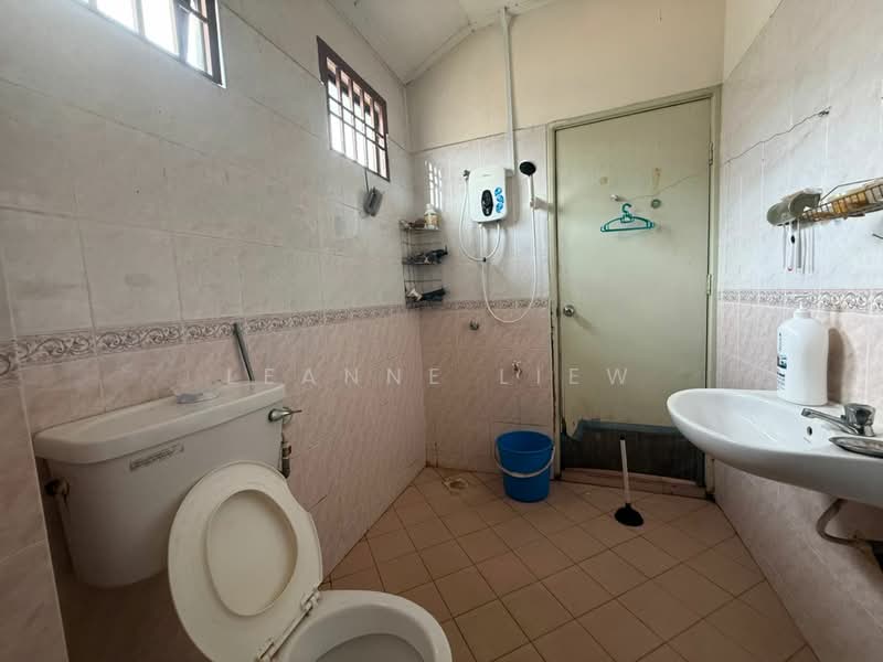 Rumah Teres 2 Tingkat untuk Dijual di Taman Mount Austin (Tebrau) - Leanne Liew - Bathroom - PropertyGuru.com.my