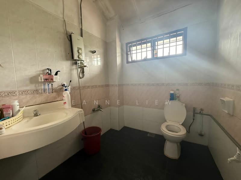 Rumah Teres 2 Tingkat untuk Dijual di Taman Mount Austin (Tebrau) - Leanne Liew - Bathroom - PropertyGuru.com.my