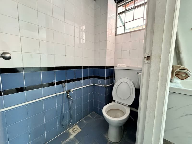 Shop / Office for Rent in Bay Avenue (Bayan Lepas) - Ronald Kee - Bathroom - PropertyGuru.com.my