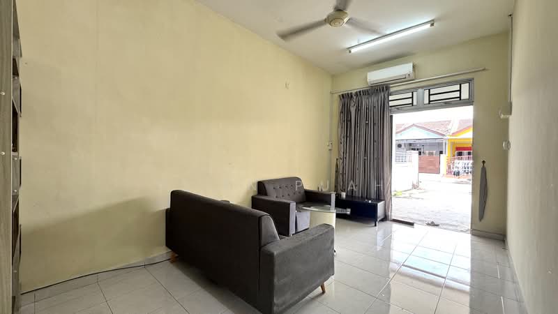 1-storey Terraced House for Sale in Austin Crest (Johor Bahru) - Yi En Puah - Living Room - PropertyGuru.com.my