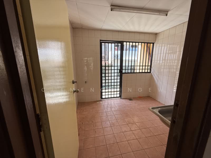 3-storey Terraced House for Sale in Mutiara Bukit Jalil (Bukit Jalil) - Clemence Ngew - Kitchen - PropertyGuru.com.my