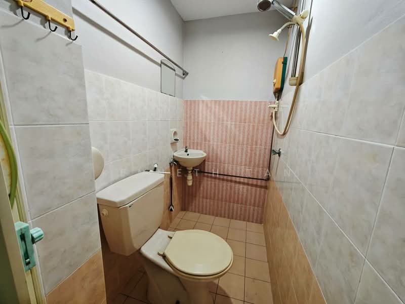Apartment for Rent at Bayu Puteri 3 - Kenneth Tan - Bathroom - PropertyGuru.com.my