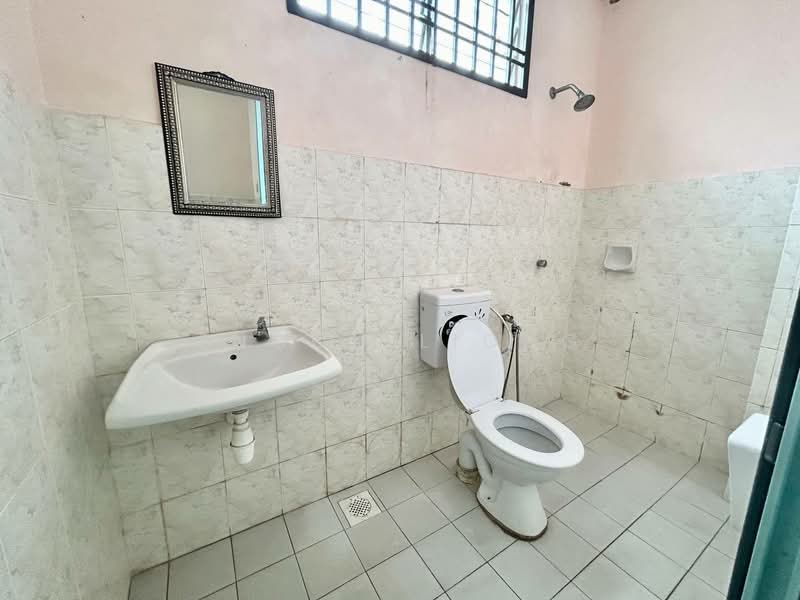 1.5-storey Terraced House for Rent in Johor Bahru (Johor) - Enoch Liong - Bathroom - PropertyGuru.com.my
