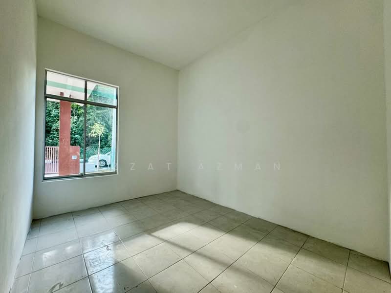 Terraced House for Sale in Balok (Pahang) - Izzat Azman - Master Bedroom - PropertyGuru.com.my