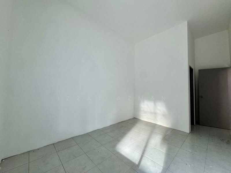 Terraced House for Sale in Balok (Pahang) - Izzat Azman - Master Bedroom - PropertyGuru.com.my