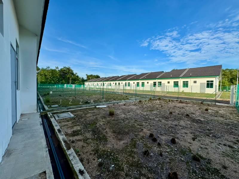 Terraced House for Sale in Balok (Pahang) - Izzat Azman - Yard - PropertyGuru.com.my