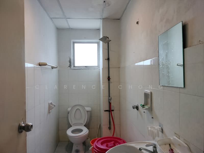 Pangsapuri untuk Dijual di Jalil Damai Apartments - Clarence Chong - Bathroom - PropertyGuru.com.my