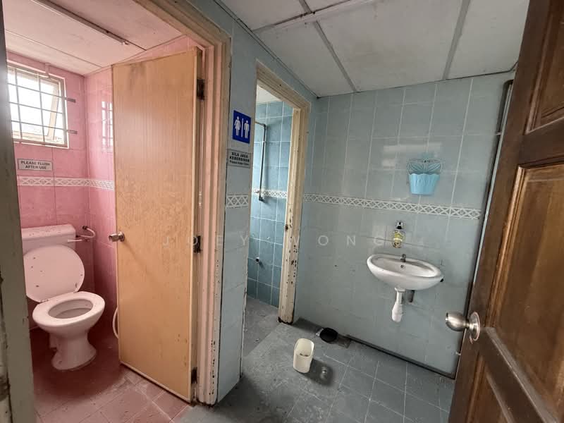 Shop for Rent in Taman Puchong Permai (Puchong) - Joey Wong - Bathroom - PropertyGuru.com.my