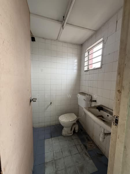 Shop for Rent in Taman Puchong Permai (Puchong) - Joey Wong - Bathroom - PropertyGuru.com.my