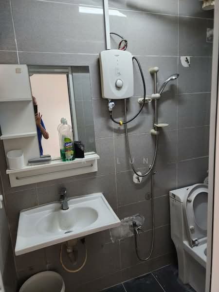 Pangsapuri untuk Disewa di Miharja (LRT Maluri) - Wai Lun - Bathroom - PropertyGuru.com.my