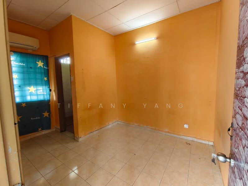 Rumah Teres 1 Tingkat untuk Dijual di Antara Gapi (Ulu Yam) - Tiffany Yang - Bedroom - PropertyGuru.com.my