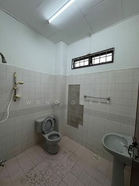 2-storey Terraced House for Sale in Taman Bukit Mewah (Tampoi) - Wong Ouray - Bathroom - PropertyGuru.com.my