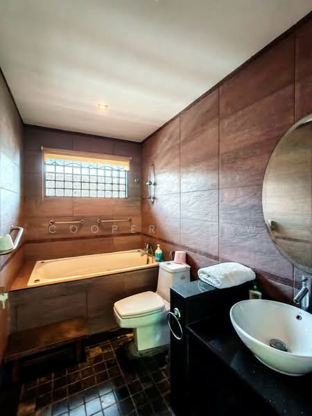 Rumah Berkembar untuk Dijual di SS2 (Petaling Jaya) - Cooper Chow - Bathroom - PropertyGuru.com.my