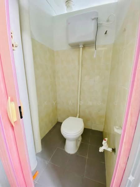 Flat for Rent at Pandan Ria (Block D) - Vickky Wong CF - Bathroom - PropertyGuru.com.my