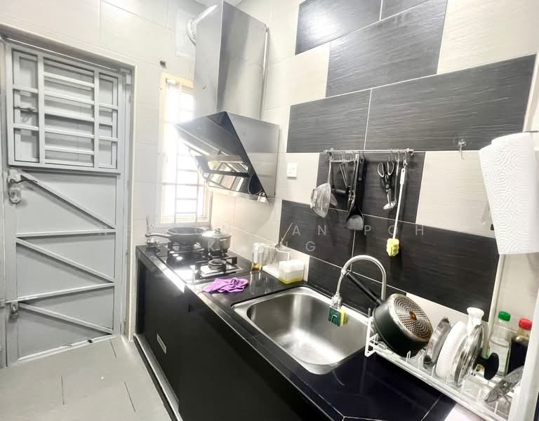 Rumah Teres 2 Tingkat untuk Dijual di Setia Tropika (Johor Bahru) - Nelson Tan Poh Kiong - Kitchen - PropertyGuru.com.my