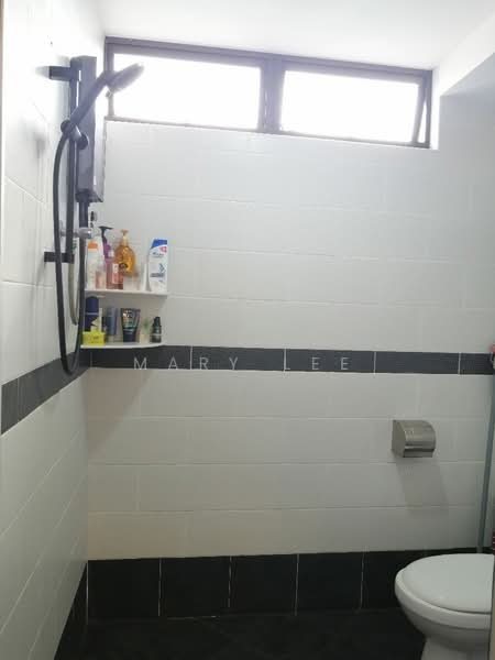 Apartment for Sale at Bukit Dumbar Indah - Mary Lee - Common bathroom - PropertyGuru.com.my