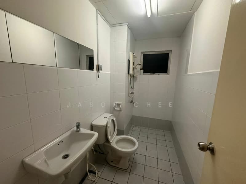 Kondominium untuk Disewa di Perdana View - Jason Chee - Bathroom - PropertyGuru.com.my