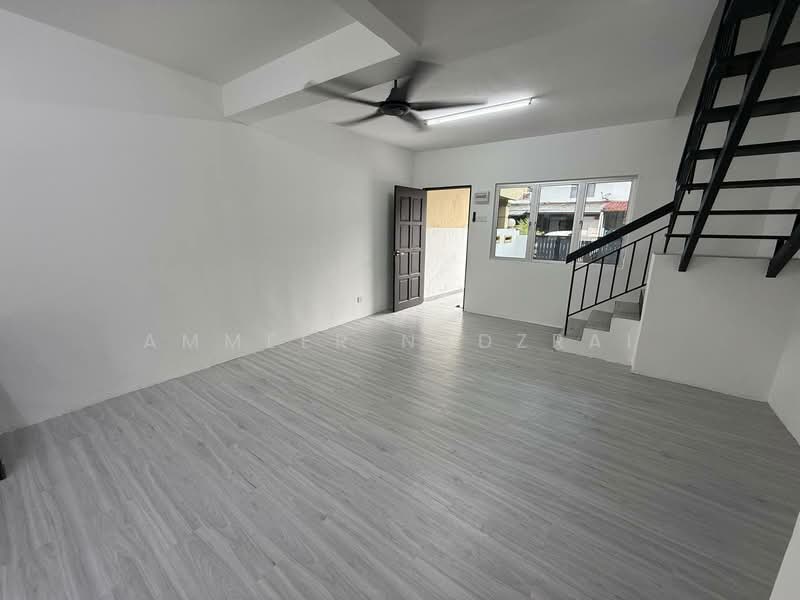 2-storey Terraced House for Sale in Taman Tasik Semenyih (Semenyih) - Ammeer Nadzrai - Living Room - PropertyGuru.com.my