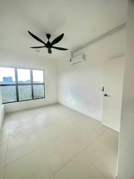 Condominium for Rent at Vierra Residence - Adrian Wong - master room with queen bed - PropertyGuru.com.my