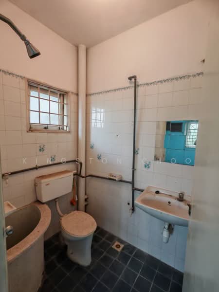 Pangsapuri untuk Dijual di Baiduri - Kingston Choo - Bathroom - PropertyGuru.com.my