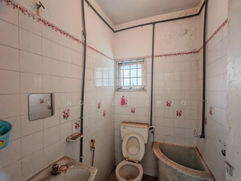 Pangsapuri untuk Dijual di Baiduri - Kingston Choo - Bathroom - PropertyGuru.com.my