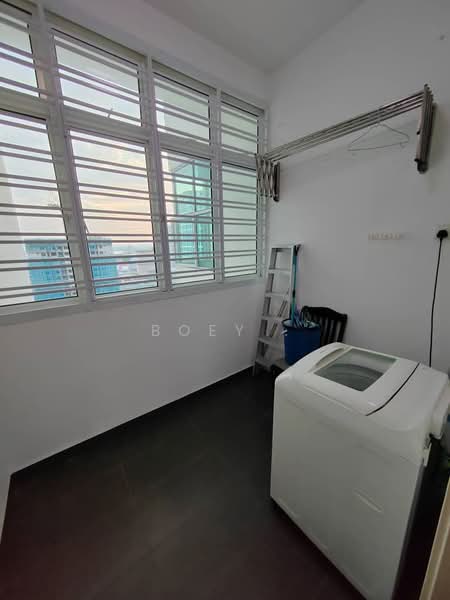 Servis Apartment untuk Dijual di Skysuites @ Meldrum Hills - Boey . - Balcony - PropertyGuru.com.my