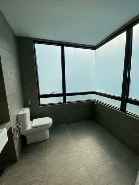 Servis Apartment untuk Dijual di Woodsbury Suites - Yi Wan Hew - Bathroom - PropertyGuru.com.my