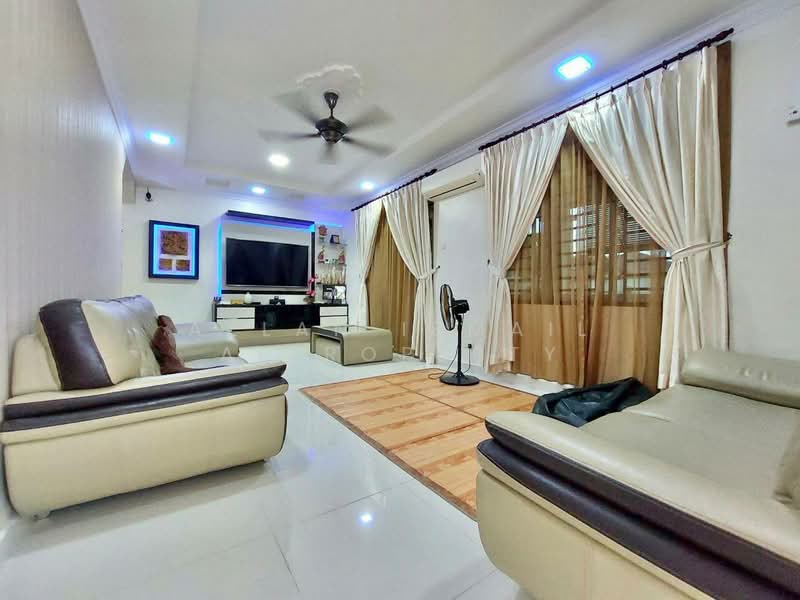 1-storey Terraced House for Sale in Taman Pelangi Indah (Ulu Tiram) - Azlan Ismail aiproperty - Living Room - PropertyGuru.com.my