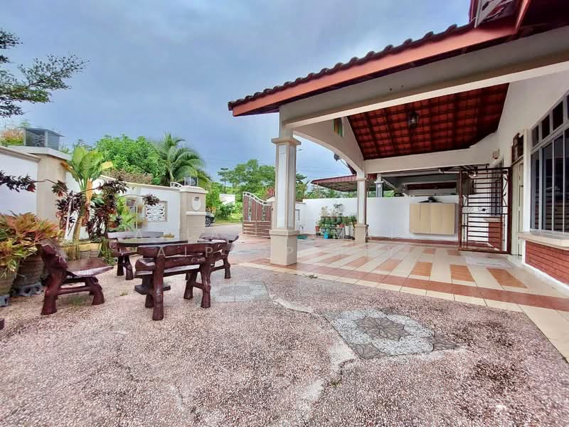 1-storey Terraced House for Sale in Taman Pelangi Indah (Ulu Tiram) - Azlan Ismail aiproperty - Exterior - PropertyGuru.com.my