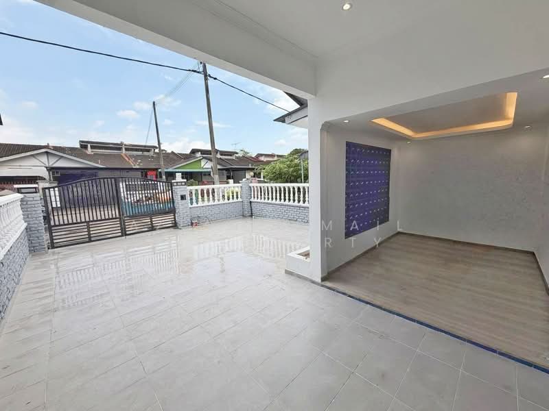 1-storey Terraced House for Sale in Johor Bahru (Johor) - Azlan Ismail aiproperty - Exterior - PropertyGuru.com.my
