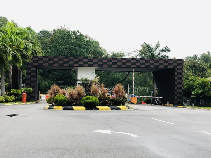 Semi-Detached House for Sale in Taman Bukit Serdang (Seri Kembangan) - Tey Siew Zing - Entrance - PropertyGuru.com.my