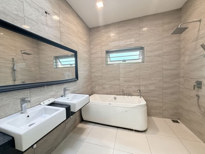 Semi-Detached House for Sale in Taman Bukit Serdang (Seri Kembangan) - Tey Siew Zing - Bathroom - PropertyGuru.com.my