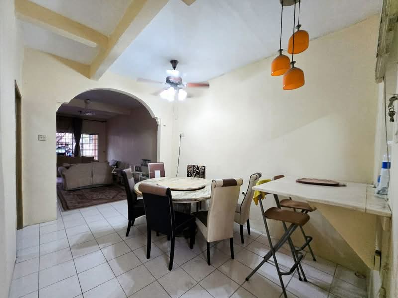 2-storey Terraced House for Sale in Bandar Putra Permai (Seri Kembangan) - Zul Syafiq - Living Room - PropertyGuru.com.my