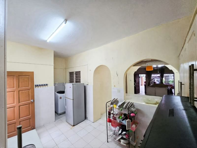 2-storey Terraced House for Sale in Bandar Putra Permai (Seri Kembangan) - Zul Syafiq - Kitchen - PropertyGuru.com.my