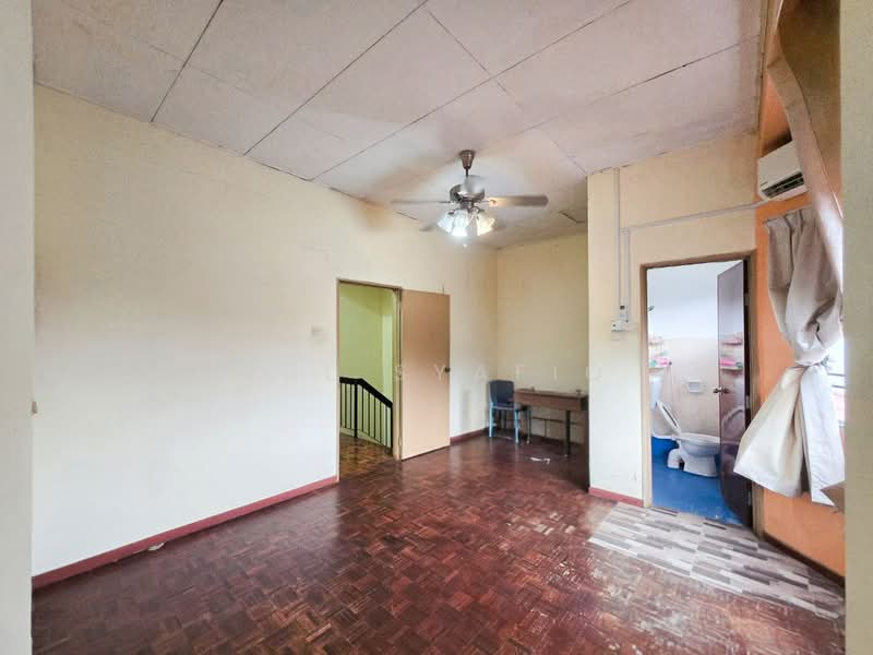 2-storey Terraced House for Sale in Bandar Putra Permai (Seri Kembangan) - Zul Syafiq - Living Room - PropertyGuru.com.my