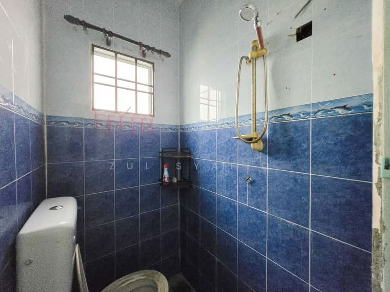 2-storey Terraced House for Sale in Bandar Putra Permai (Seri Kembangan) - Zul Syafiq - Bathroom - PropertyGuru.com.my