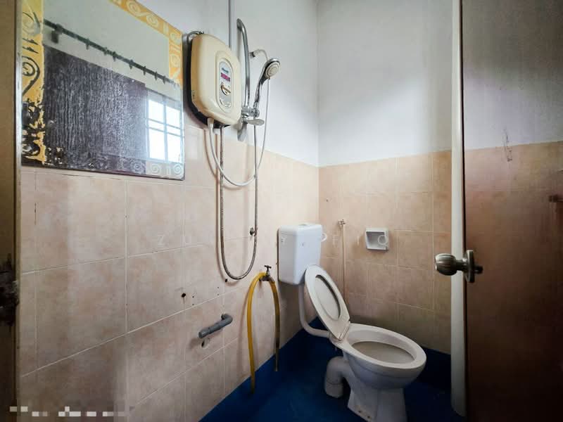 2-storey Terraced House for Sale in Bandar Putra Permai (Seri Kembangan) - Zul Syafiq - Bathroom - PropertyGuru.com.my