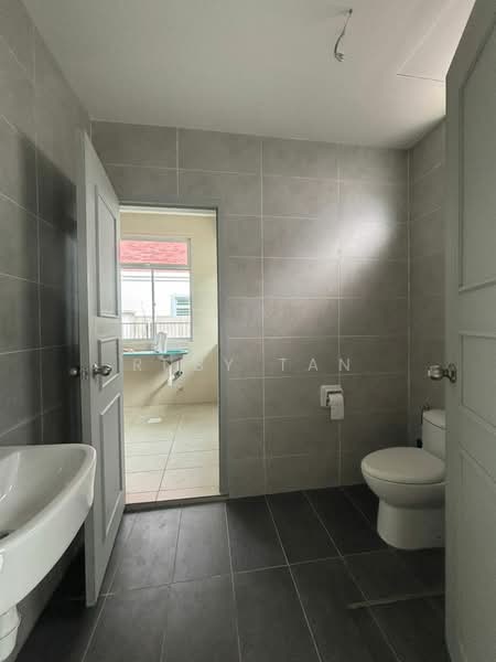 2-storey Terraced House for Sale in Indahpura Iris Park (Kulai) - Ruby Tan - Bathroom - PropertyGuru.com.my
