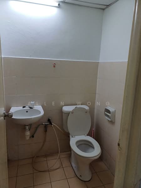 Pangsapuri untuk Disewa di Bayu Puteri - Allen Wong - Common Bathroom - PropertyGuru.com.my
