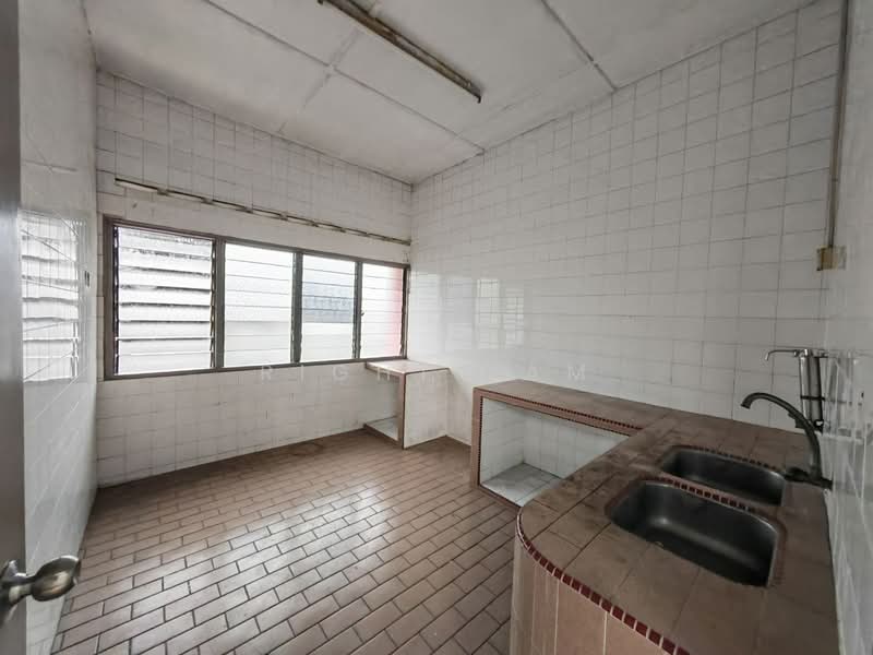 Shop / Office for Rent in Taman Johor Jaya (Johor Bahru) - Right Lam - Kitchen - PropertyGuru.com.my