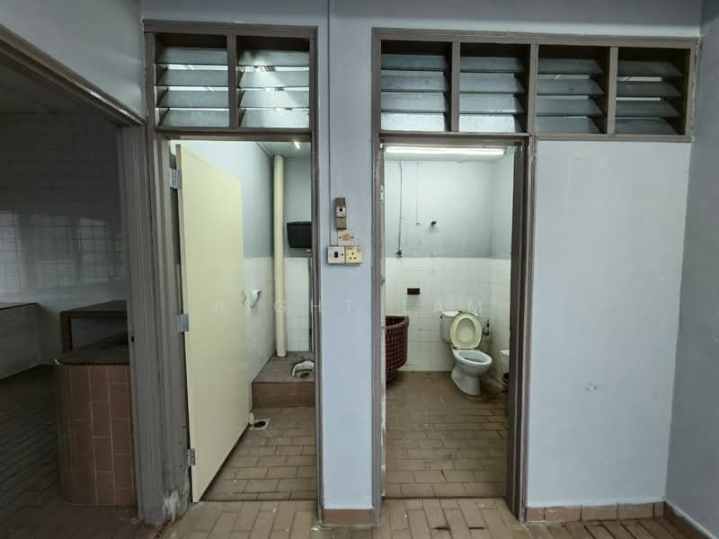 Shop / Office for Rent in Taman Johor Jaya (Johor Bahru) - Right Lam - Bathroom - PropertyGuru.com.my