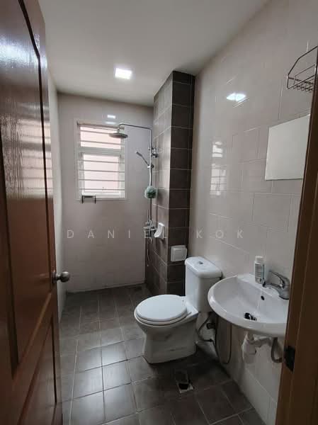 Semi-Detached House for Sale in Bandar Botanic (Klang) - Daniel Kok - Bathroom - PropertyGuru.com.my