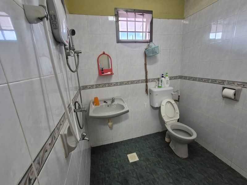 Rumah Teres 2 Tingkat untuk Dijual di Taman Desa Tebrau (Tebrau) - Alviss Tay - Bathroom - PropertyGuru.com.my