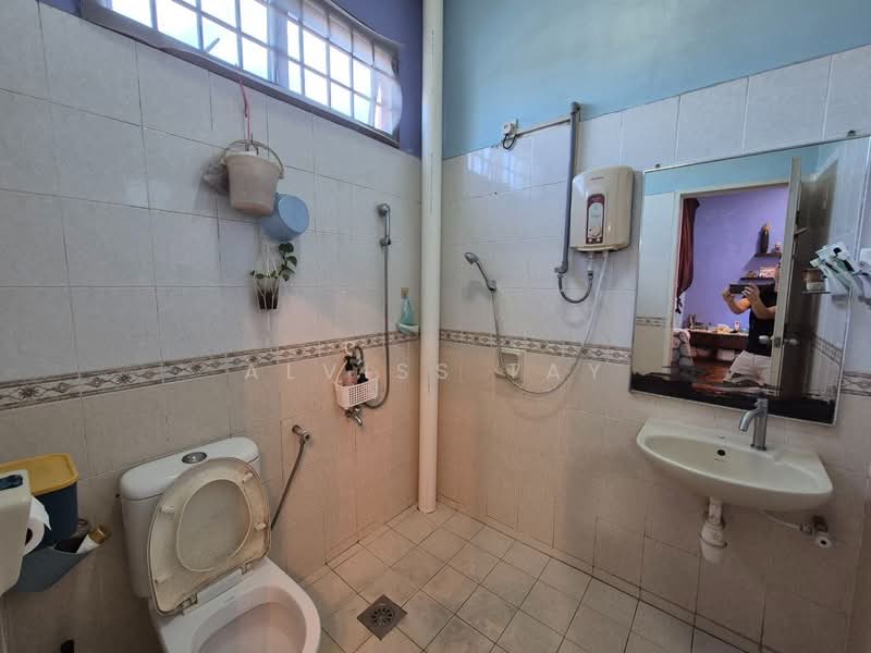 Rumah Teres 2 Tingkat untuk Dijual di Taman Desa Tebrau (Tebrau) - Alviss Tay - Bathroom - PropertyGuru.com.my