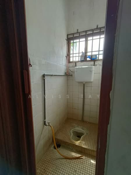 Shop / Office for Sale in Taman Senai Utama (Kulai) - Alviss Tay - Bathroom - PropertyGuru.com.my