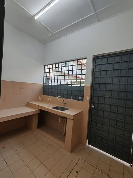 1.5-storey Terraced House for Sale in Taman Gaya (Ulu Tiram) - Max Lam - Kitchen - PropertyGuru.com.my