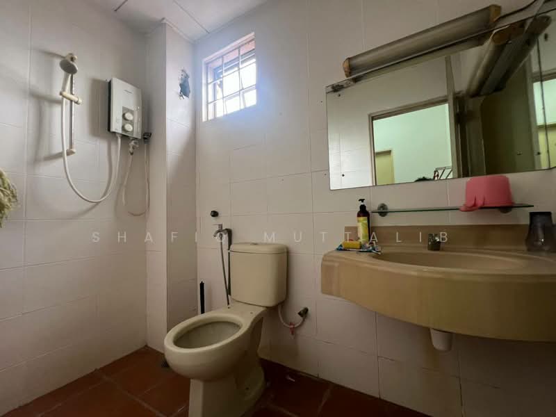 1.5-storey Terraced House for Sale in Usj 6 (Subang Jaya) - Shafiq Muttalib - Bathroom - PropertyGuru.com.my