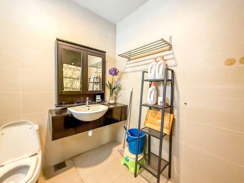 Semi-Detached House for Sale in Puncak Bangi (Bandar Baru Bangi) - Farid Fahmi - Bathroom - PropertyGuru.com.my