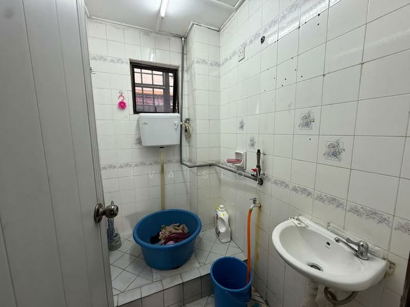Rumah Teres 2 Tingkat untuk Dijual di Taman Tan Sri Yaacob (Johor Bahru) - Eva Siow - Bathroom - PropertyGuru.com.my